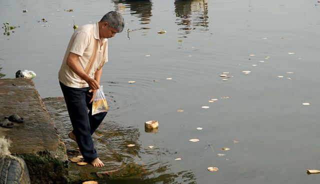 Người[-]thả[-]cá,[-]người[-]chờ[-]sẵn...[-]chích[-]điện[-]vợt[-]cá!